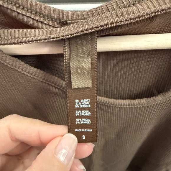 Skims Soft Lounge Cut-Out Tank Top - Picture 2 of 5